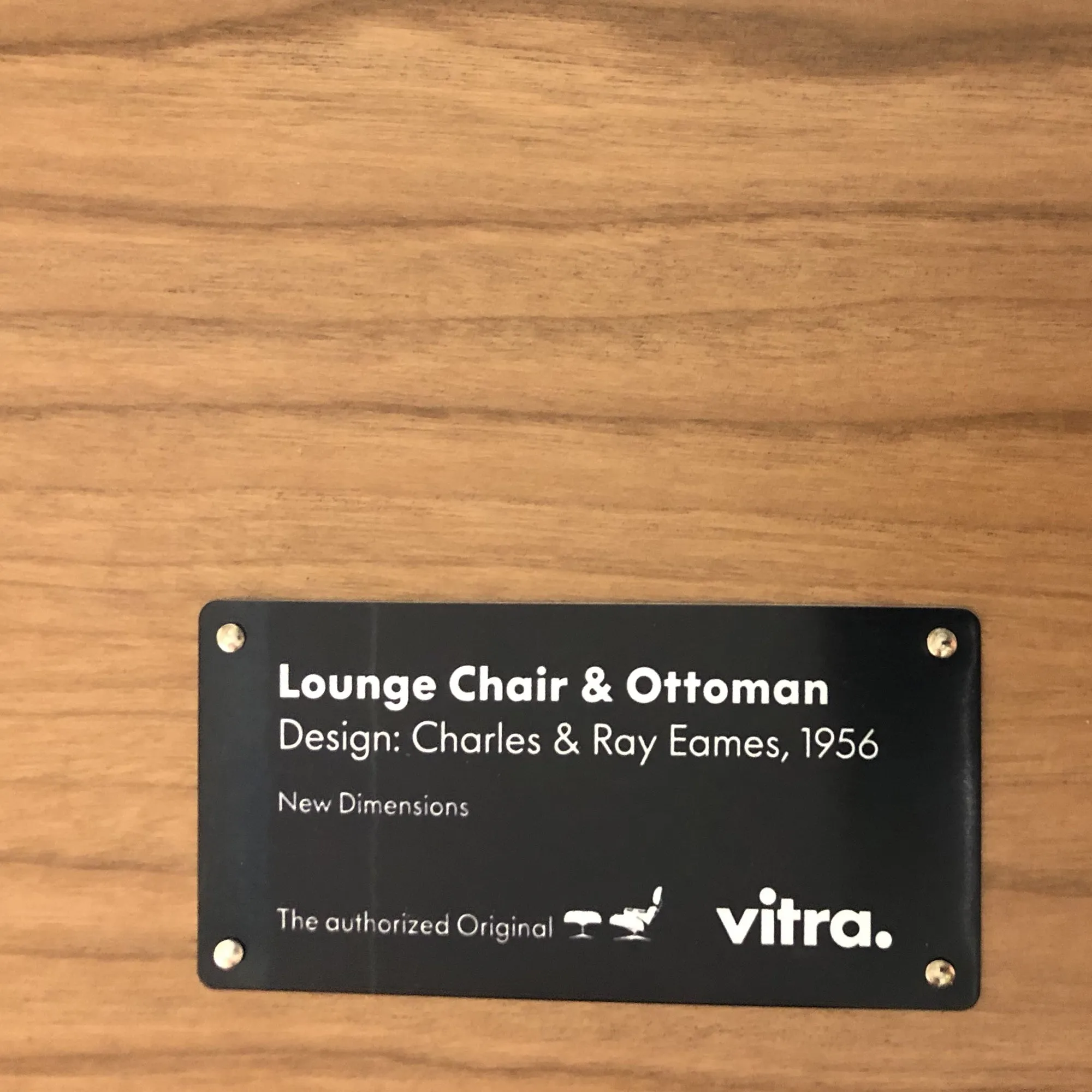 Vitra Lounge Chair & Ottoman - Amerikanischer Kirschbaum / Leder Premium F Nero (XL / Neue Maße)