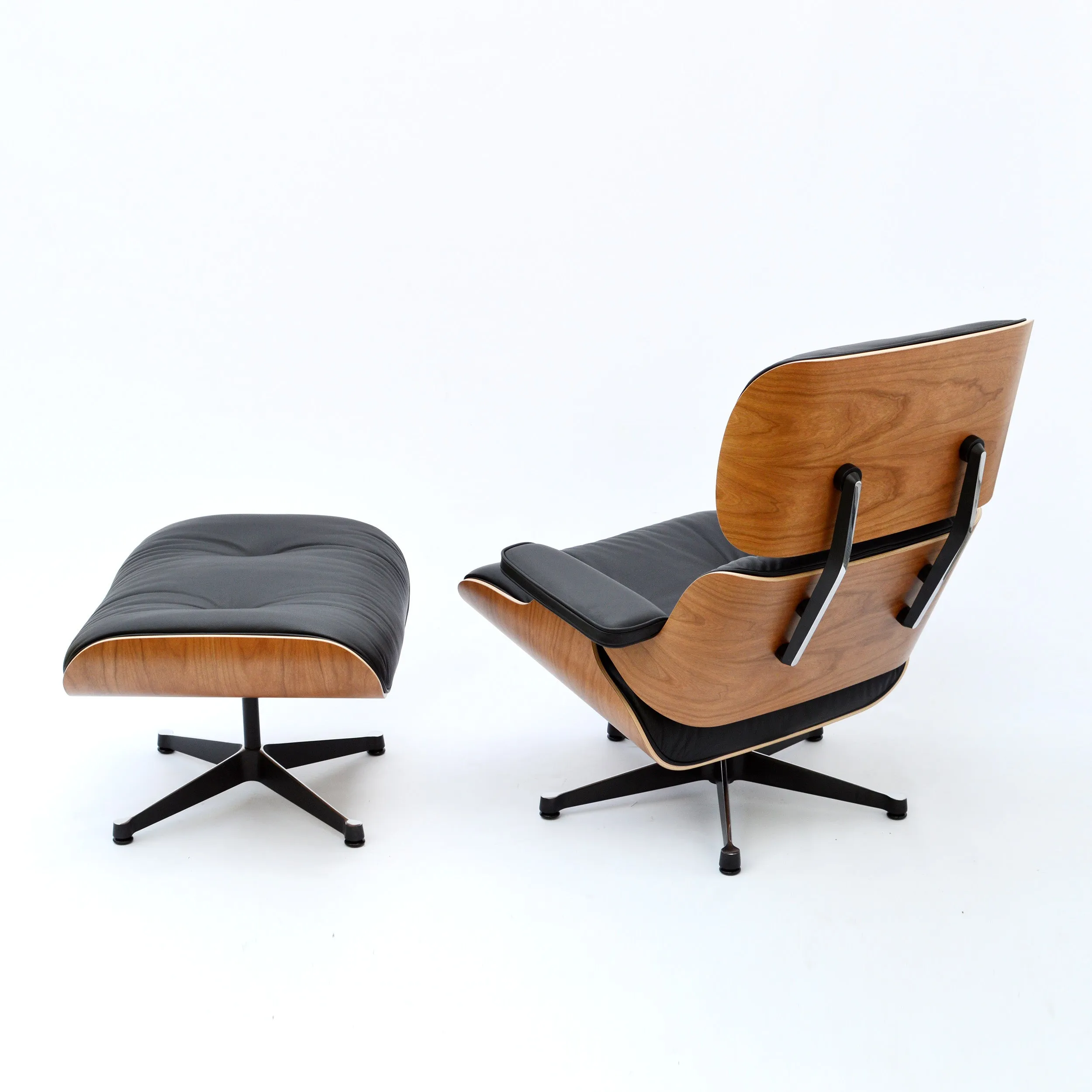 Vitra Lounge Chair & Ottoman - Amerikanischer Kirschbaum / Leder Premium F Nero (XL / Neue Maße)