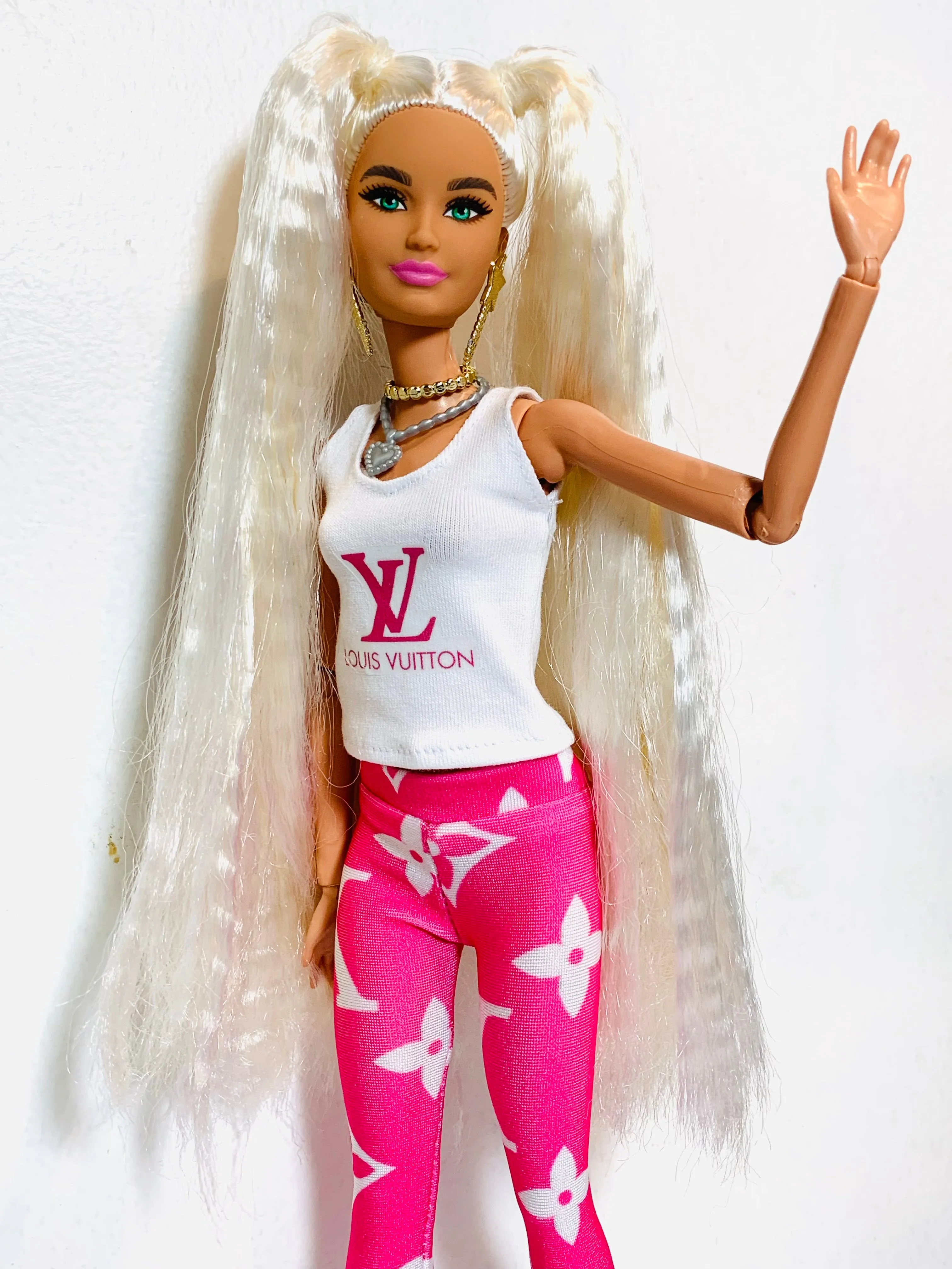 White t shirt for Barbie dolls with pink logo